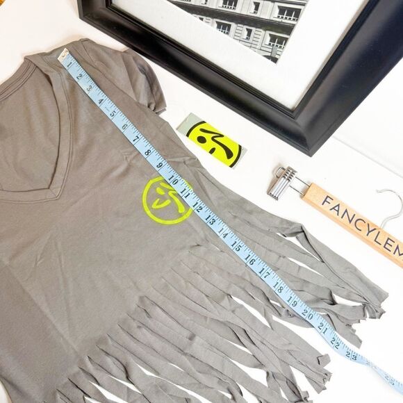 Zumba NWT! Vibrant V-Neck Fringe Top Gravel Gray Neon Logo Dance Fitness - Picture 7 of 9